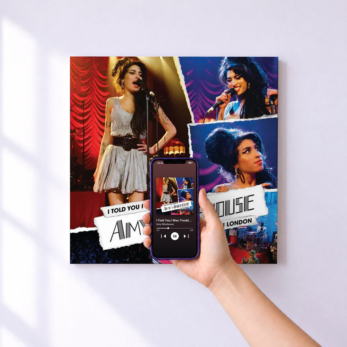 Affiche connectée I Told You I Was Trouble: Live In London de Amy Winehouse au mur : l'album se lance en approchant le téléphone