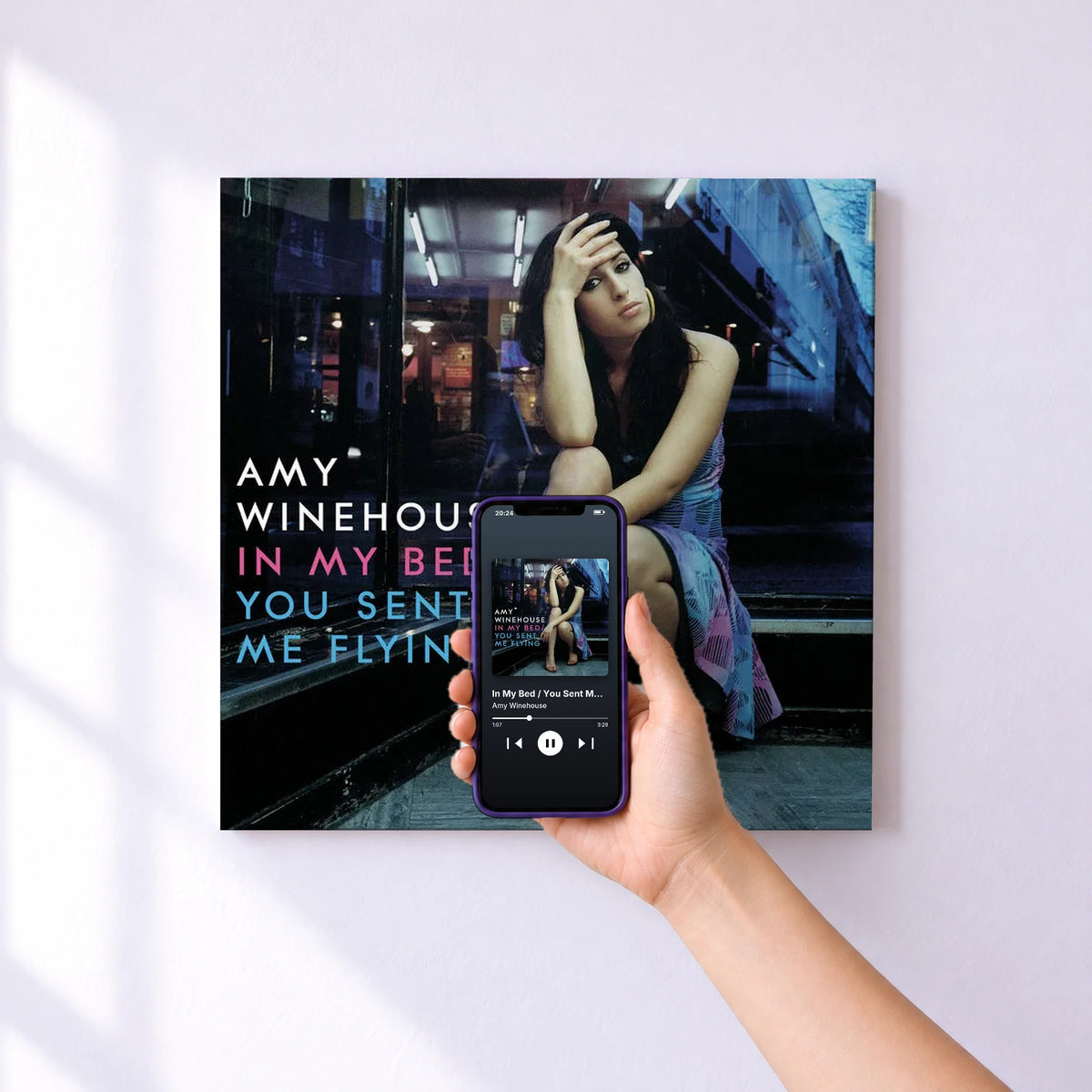 Affiche connectée In My Bed / You Sent Me Flying de Amy Winehouse au mur : l'album se lance en approchant le téléphone