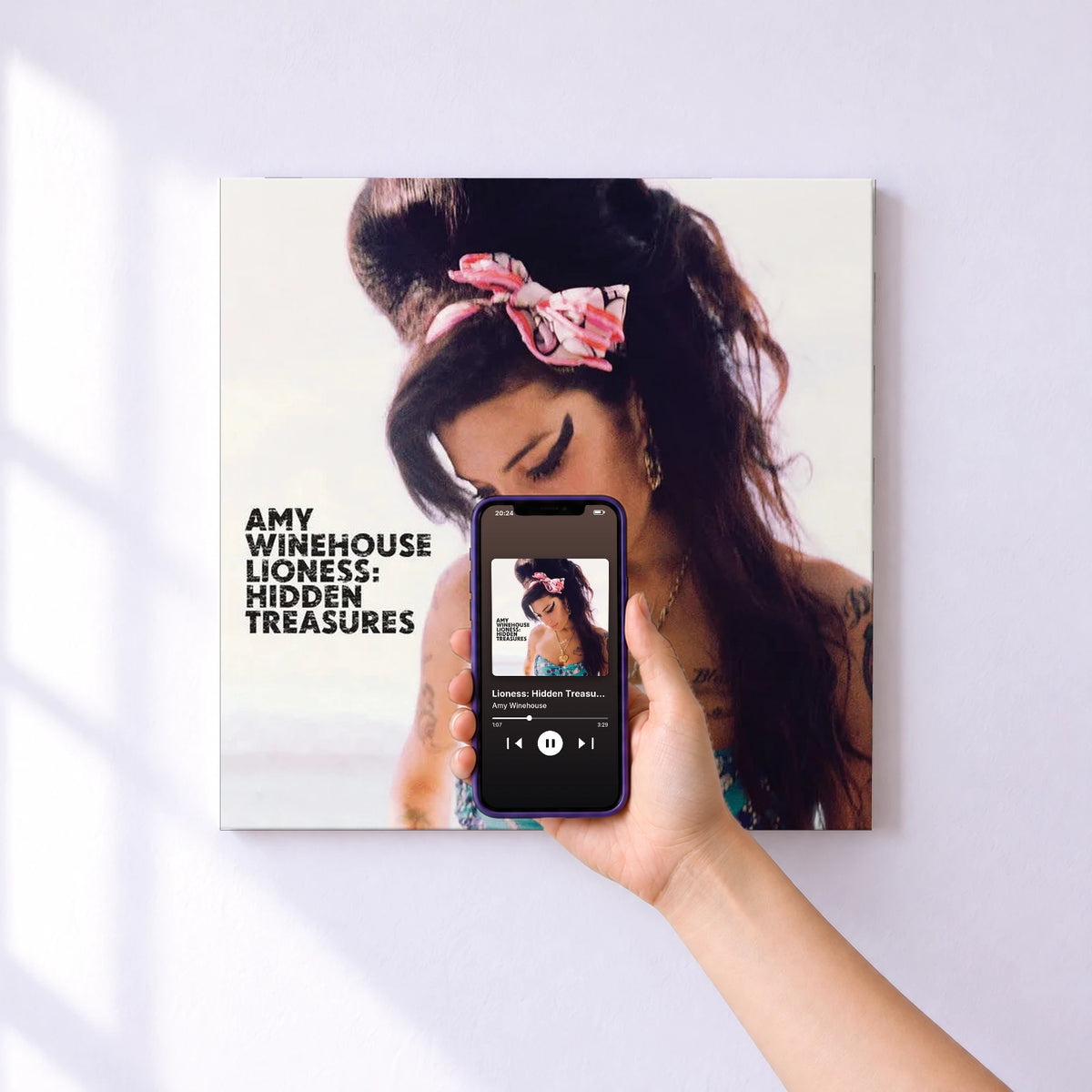 Affiche connectée Lioness: Hidden Treasures de Amy Winehouse au mur : l'album se lance en approchant le téléphone