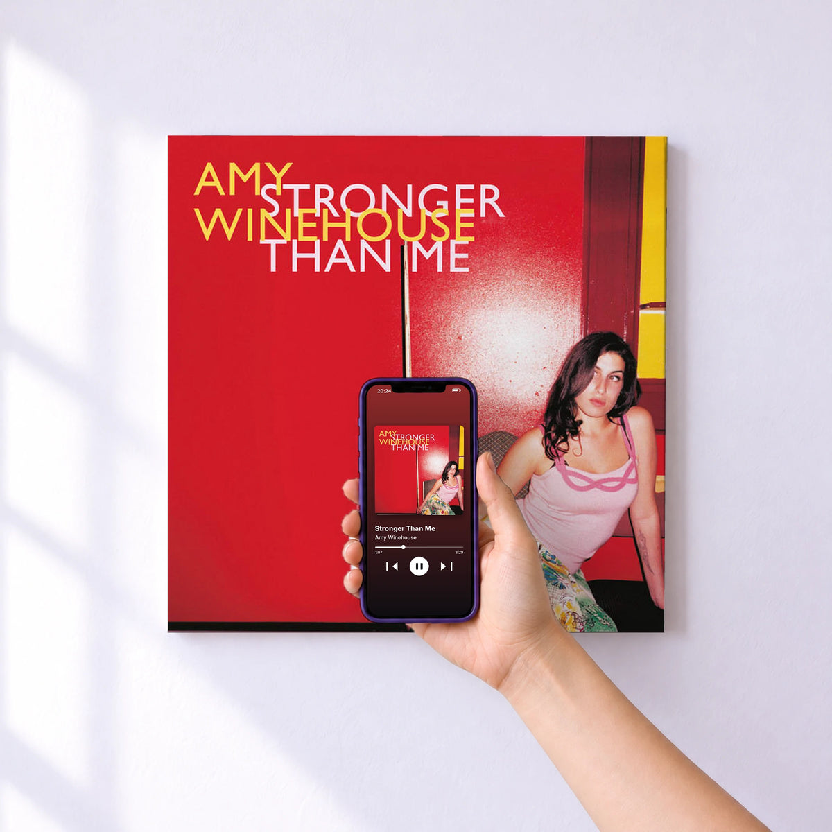 Affiche connectée Stronger Than Me de Amy Winehouse au mur : l'album se lance en approchant le téléphone