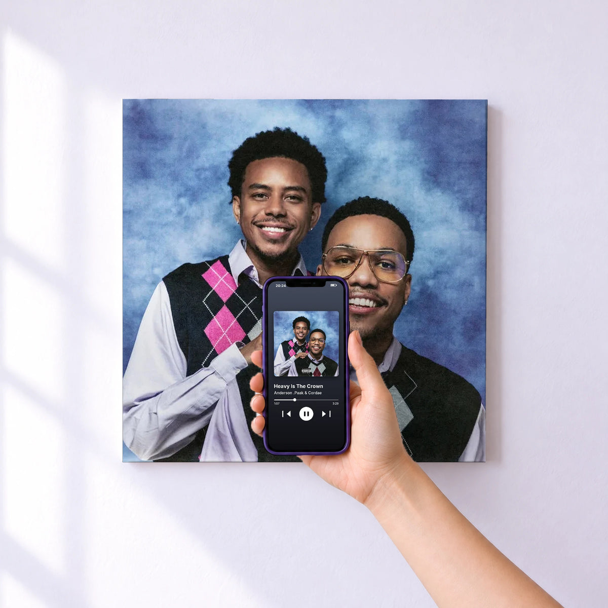 Affiche connectée Heavy Is The Crown de Anderson .Paak & Cordae au mur : l'album se lance en approchant le téléphone