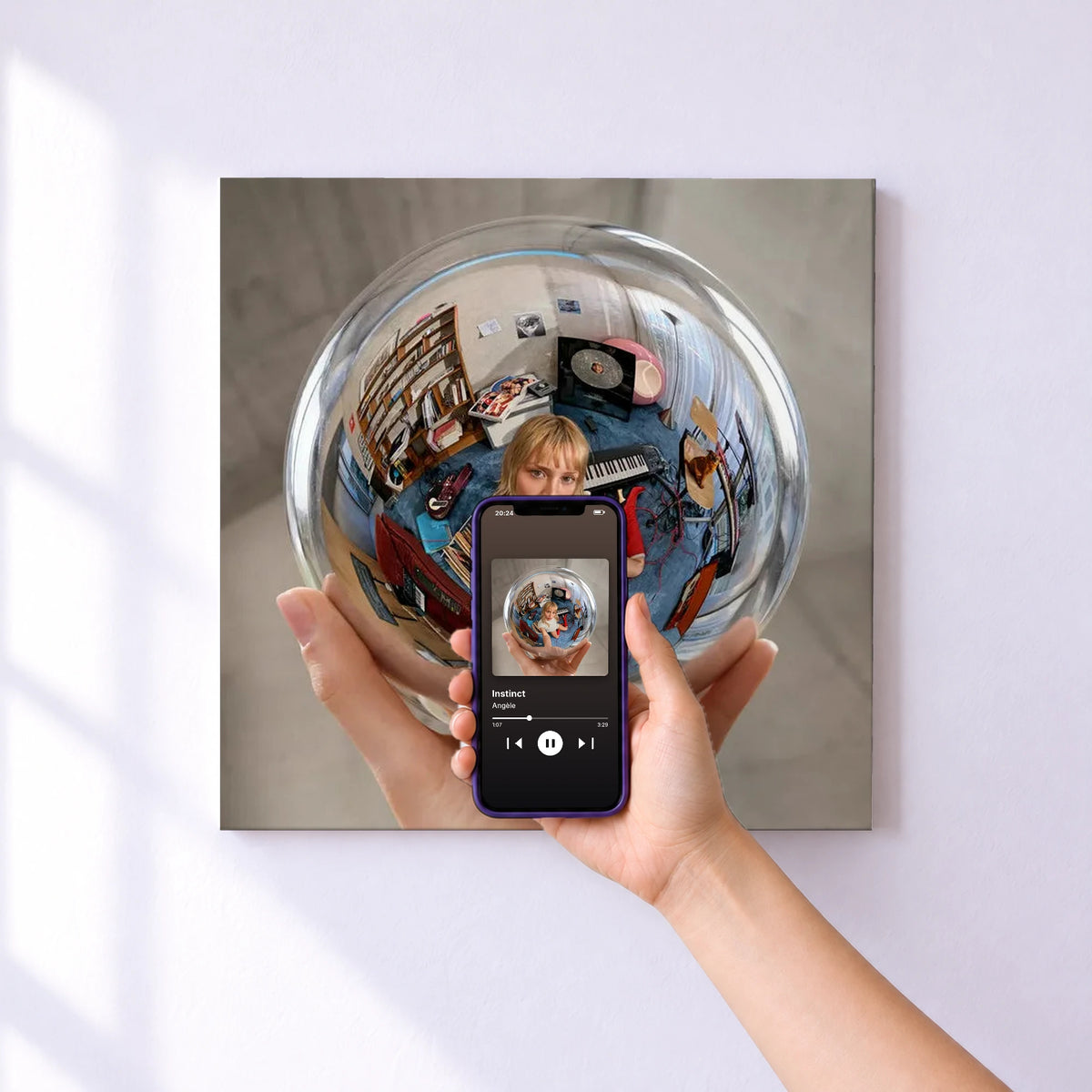 Affiche connectée Instinct de Angèle au mur : l'album se lance en approchant le téléphone