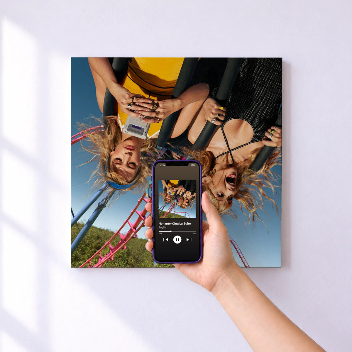 Affiche connectée Nonante-Cinq La Suite de Angèle au mur : l'album se lance en approchant le téléphone