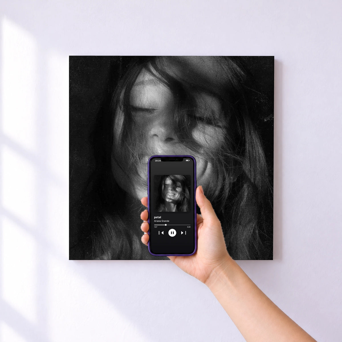 Affiche connectée petal de Ariana Grande au mur : l'album se lance en approchant le téléphone