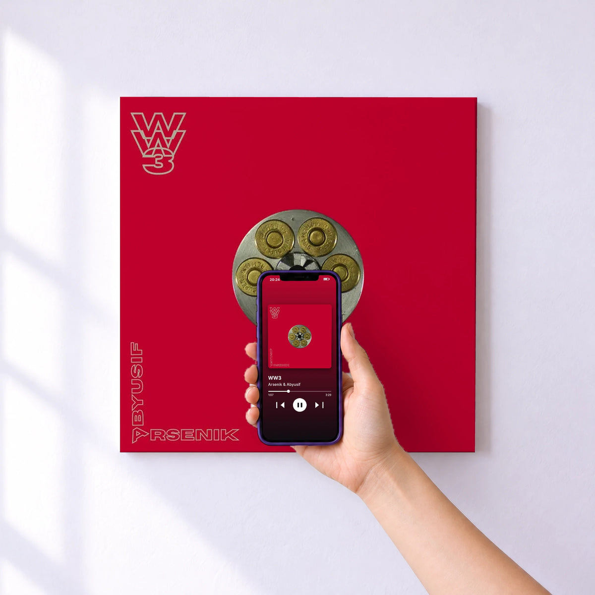 Affiche connectée WW3 de Arsenik & Abyusif au mur : l'album se lance en approchant le téléphone
