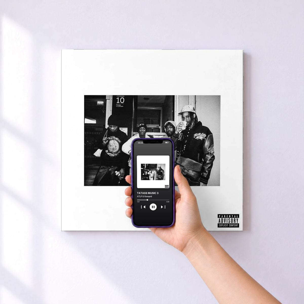 Affiche connectée TATASS MUSIC 3 de ATLP & Keeqaid au mur : l'album se lance en approchant le téléphone