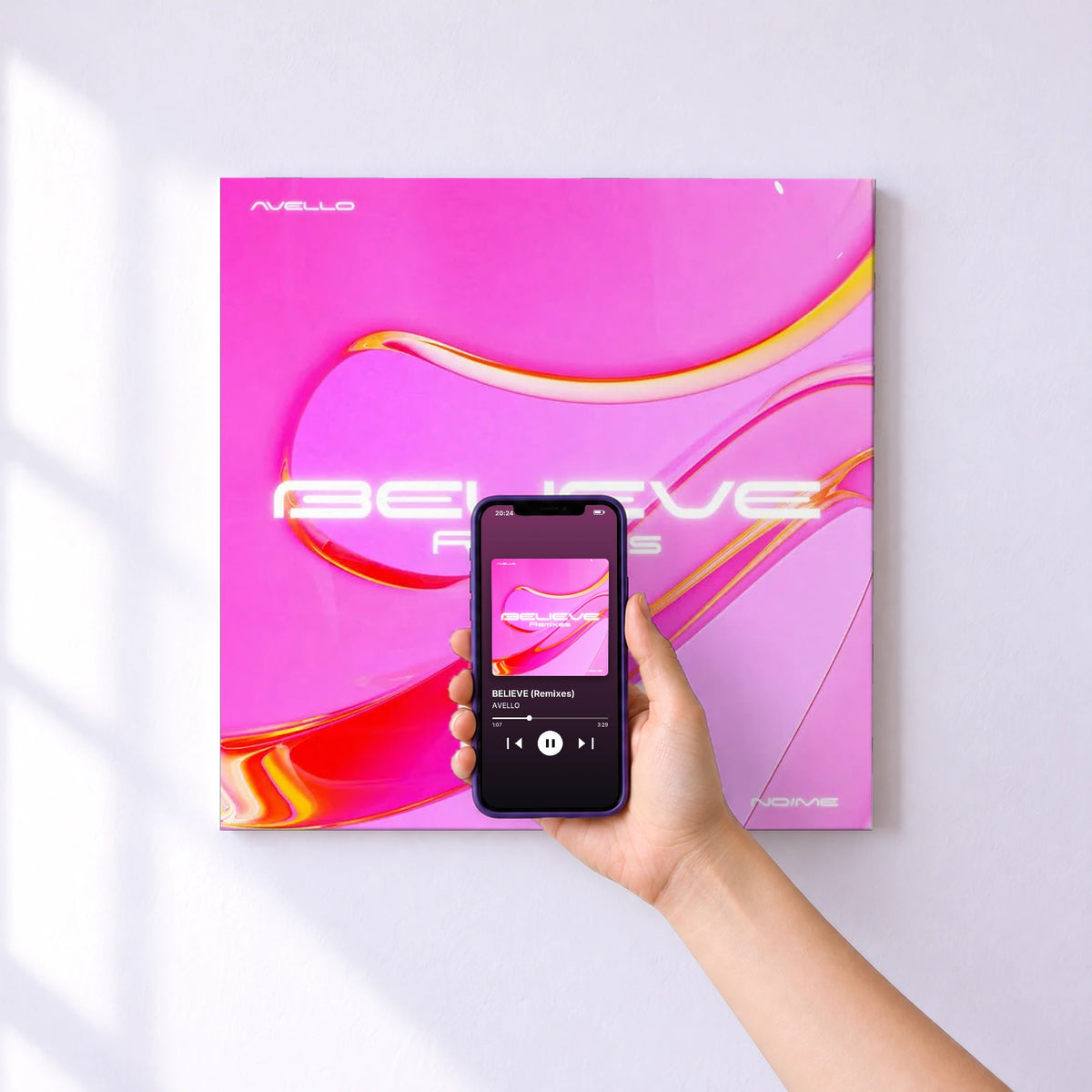 Affiche connectée BELIEVE (Remixes) de AVELLO au mur : l'album se lance en approchant le téléphone
