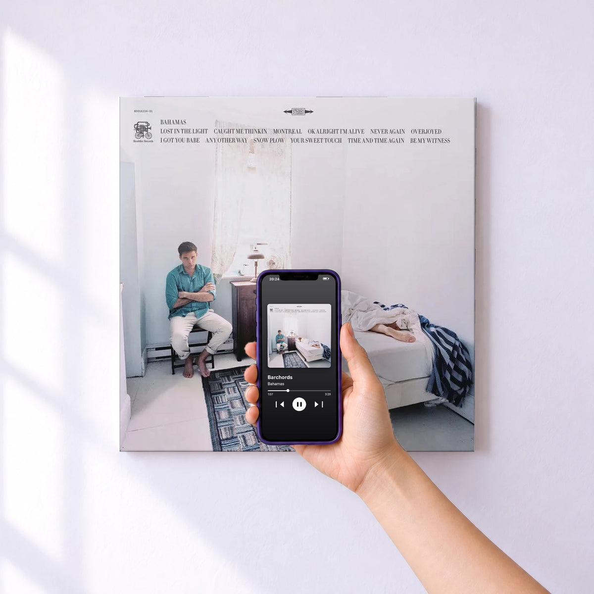 Affiche connectée Barchords de Bahamas au mur : l'album se lance en approchant le téléphone