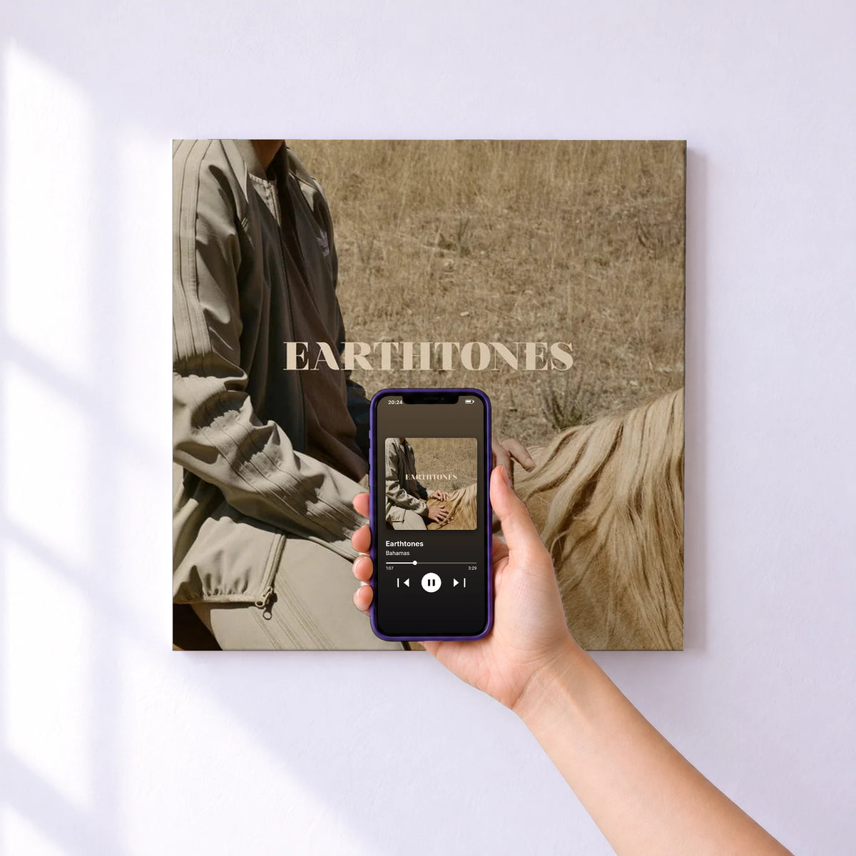 Affiche connectée Earthtones de Bahamas au mur : l'album se lance en approchant le téléphone