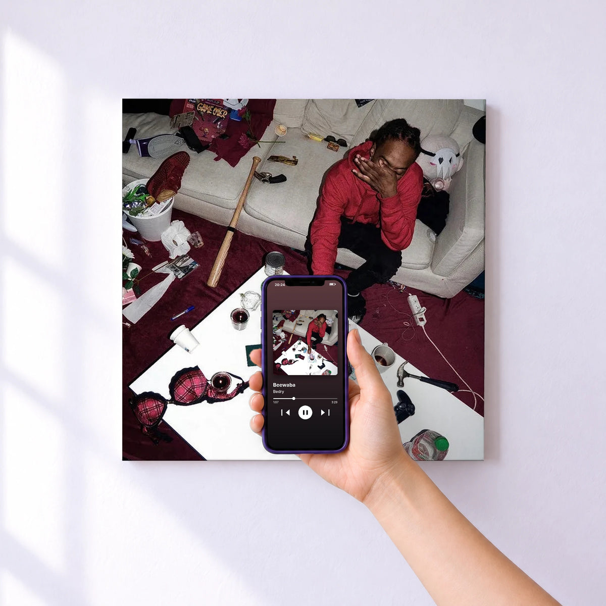 Affiche connectée Beewaba de Bedry au mur : l'album se lance en approchant le téléphone
