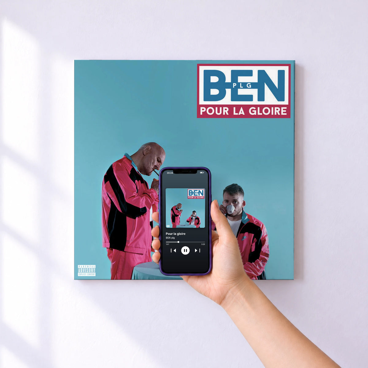 Affiche connectée Pour la gloire de BEN plg au mur : l'album se lance en approchant le téléphone