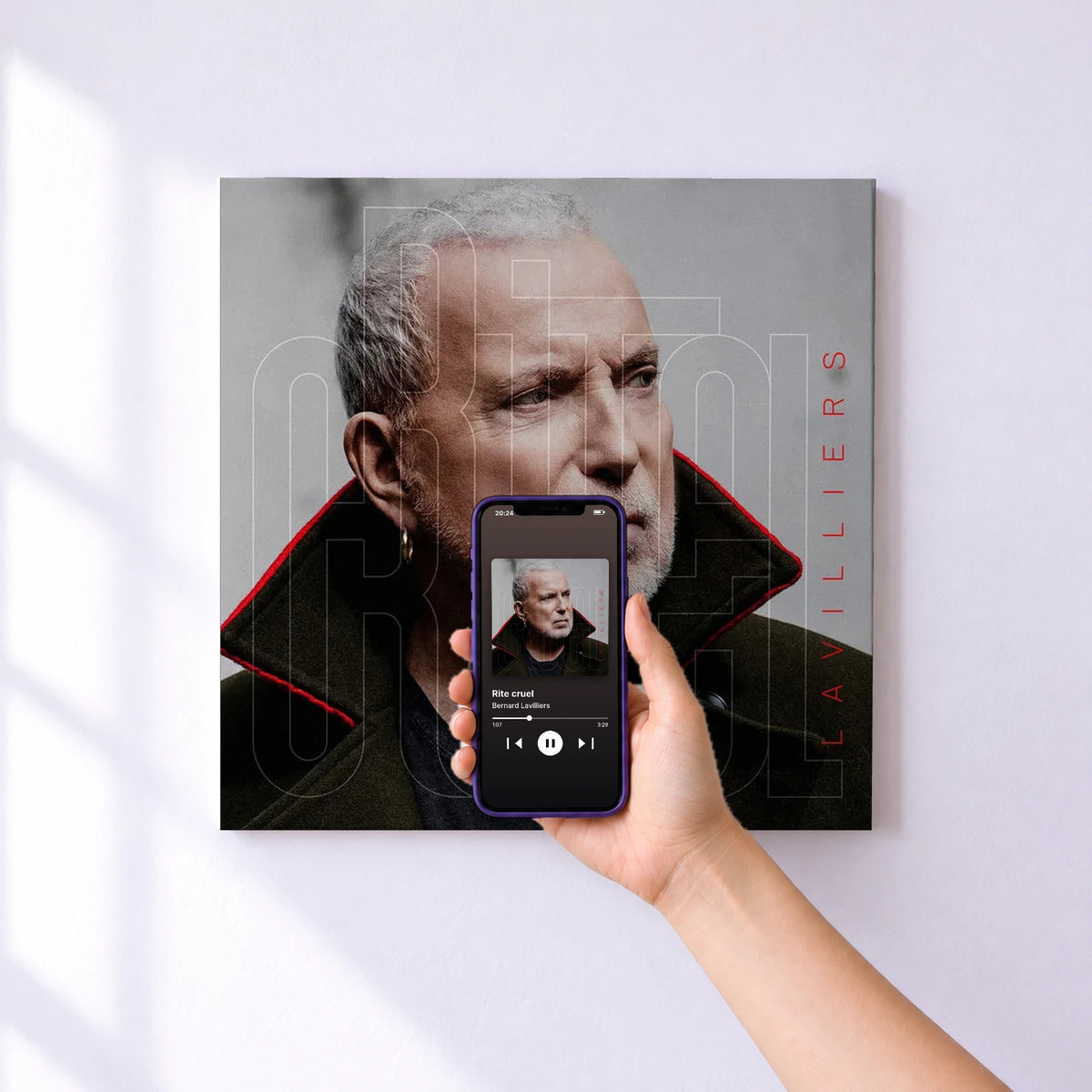Affiche connectée Rite cruel de Bernard Lavilliers au mur : l'album se lance en approchant le téléphone