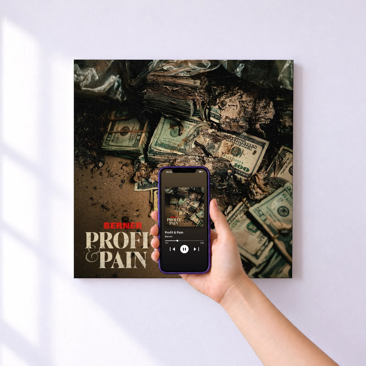 Affiche connectée Profit & Pain de Berner au mur : l'album se lance en approchant le téléphone