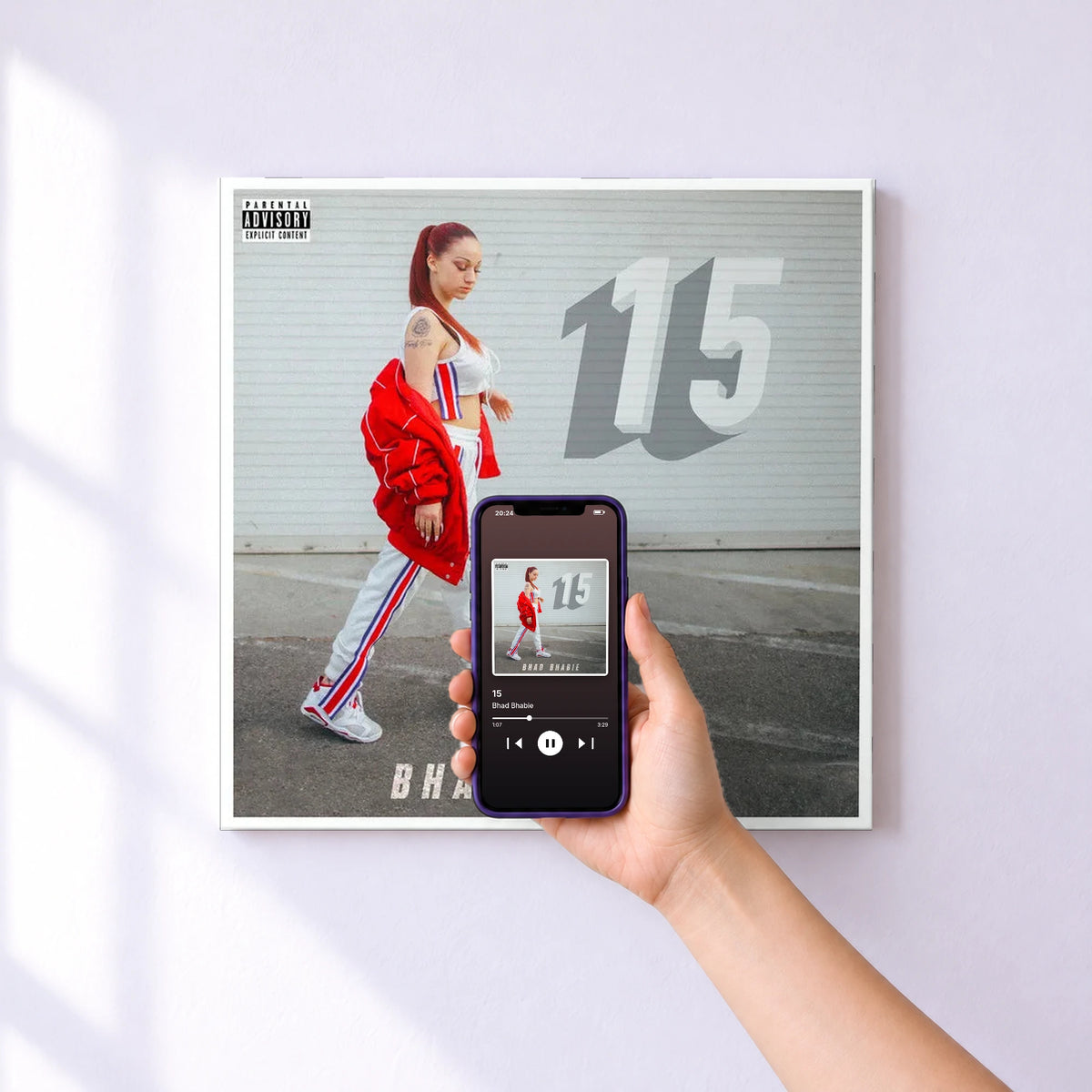 Affiche connectée 15 de Bhad Bhabie au mur : l'album se lance en approchant le téléphone