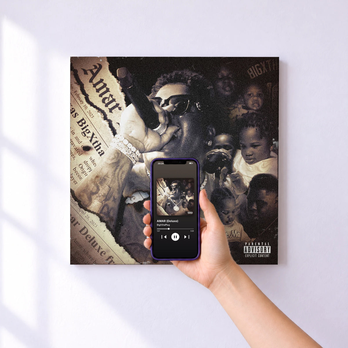 Affiche connectée AMAR (Deluxe) de BigXthaPlug au mur : l'album se lance en approchant le téléphone