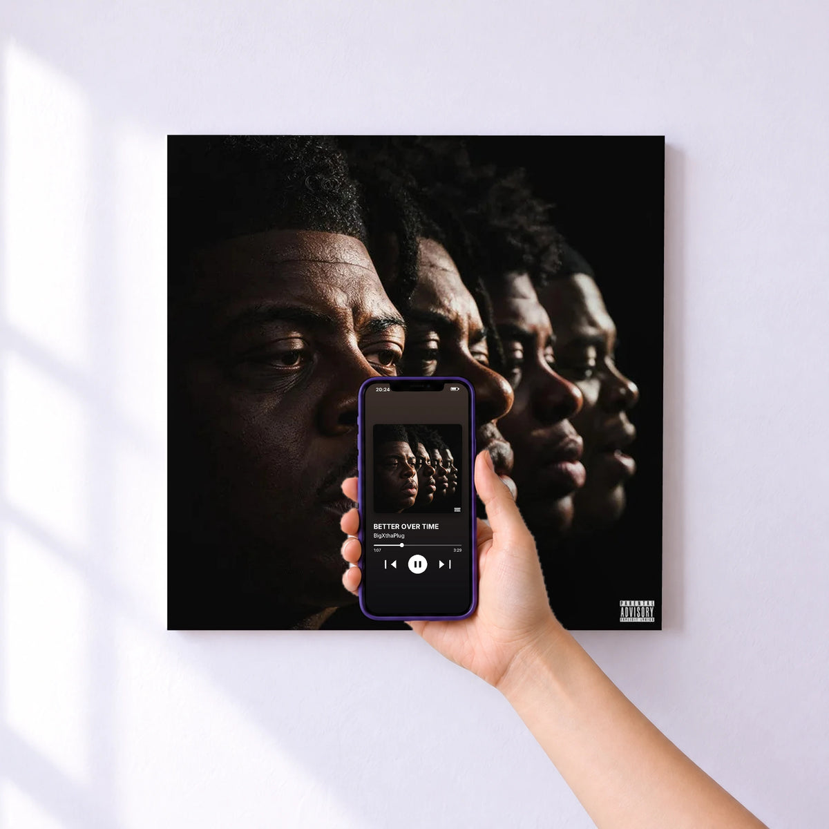 Affiche connectée BETTER OVER TIME de BigXthaPlug au mur : l'album se lance en approchant le téléphone
