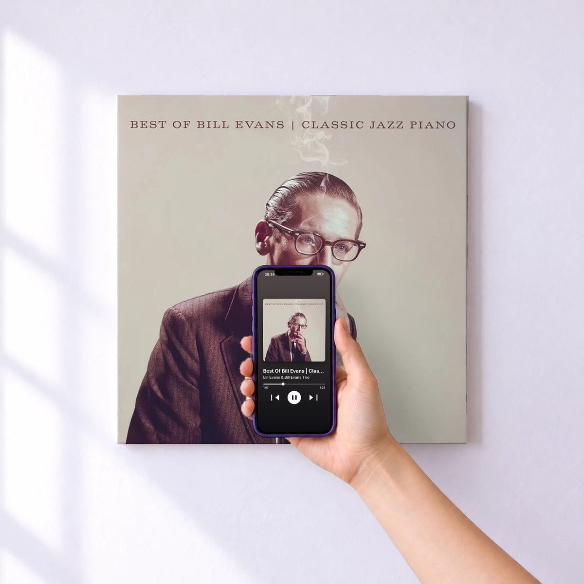 Affiche connectée Best Of Bill Evans | Classic Jazz Piano de Bill Evans & Bill Evans Trio au mur : l'album se lance en approchant le téléphone