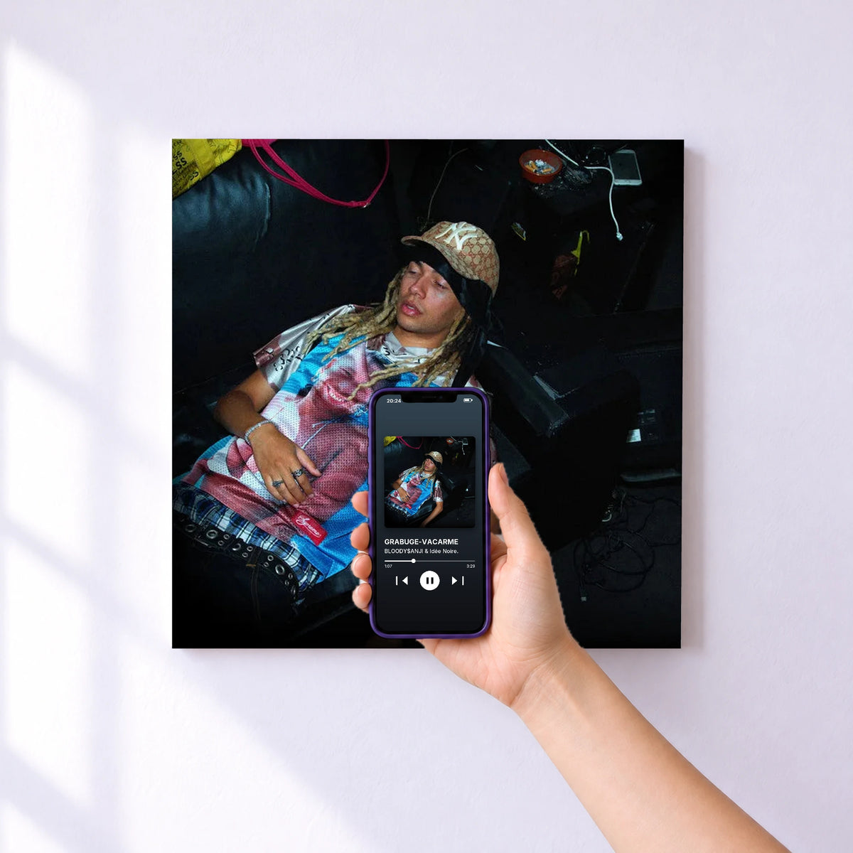 Affiche connectée GRABUGE-VACARME de BLOODY$ANJI & Idée Noire. au mur : l'album se lance en approchant le téléphone