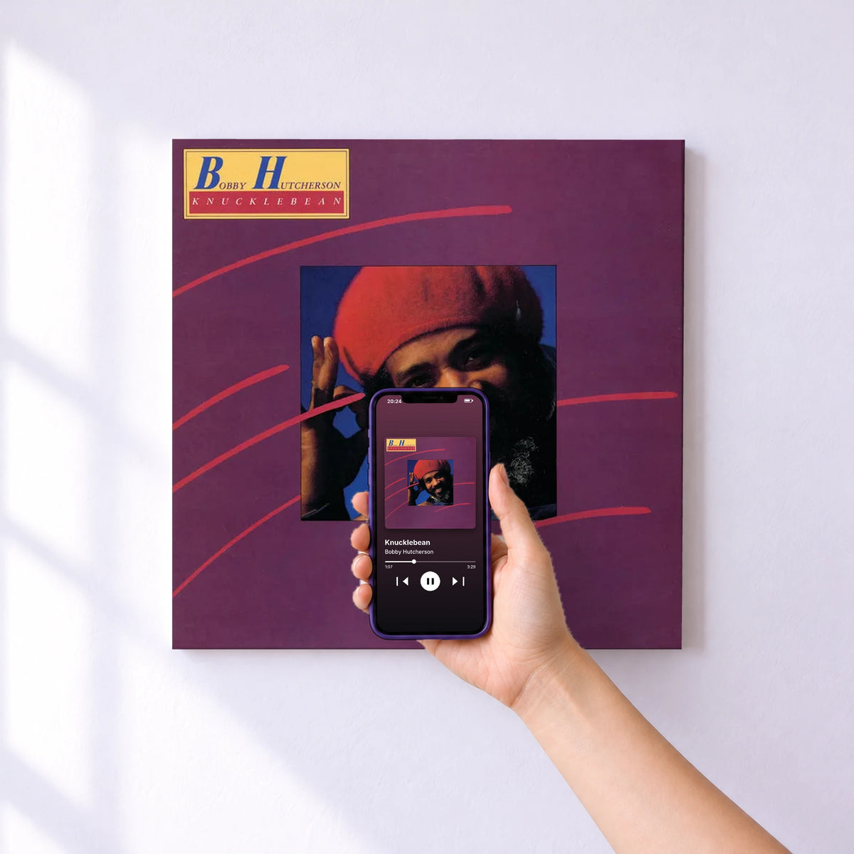 Affiche connectée Knucklebean de Bobby Hutcherson au mur : l'album se lance en approchant le téléphone