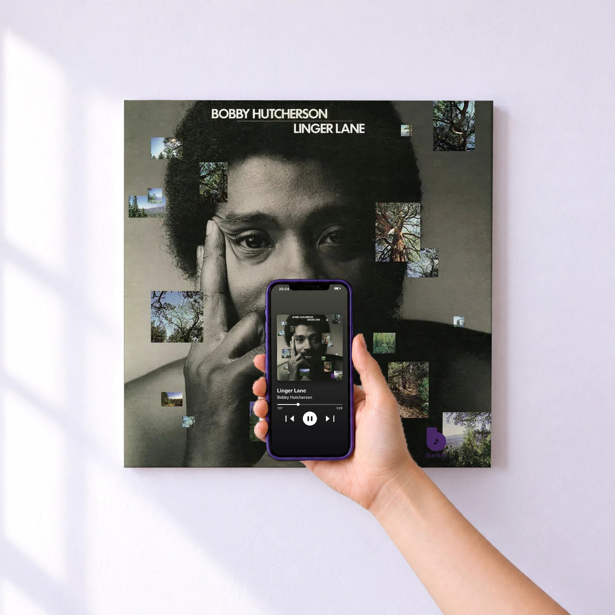 Affiche connectée Linger Lane de Bobby Hutcherson au mur : l'album se lance en approchant le téléphone
