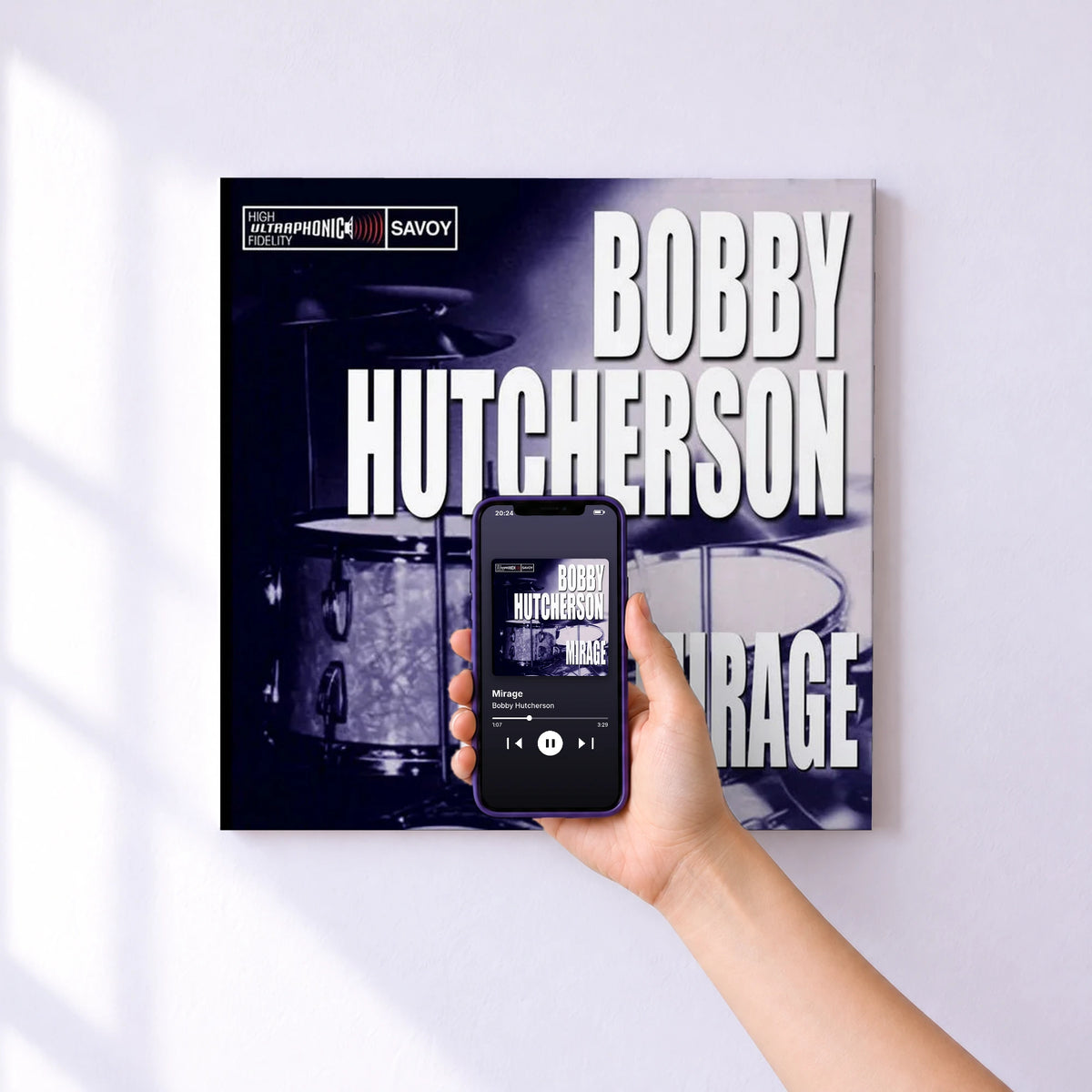 Affiche connectée Mirage de Bobby Hutcherson au mur : l'album se lance en approchant le téléphone