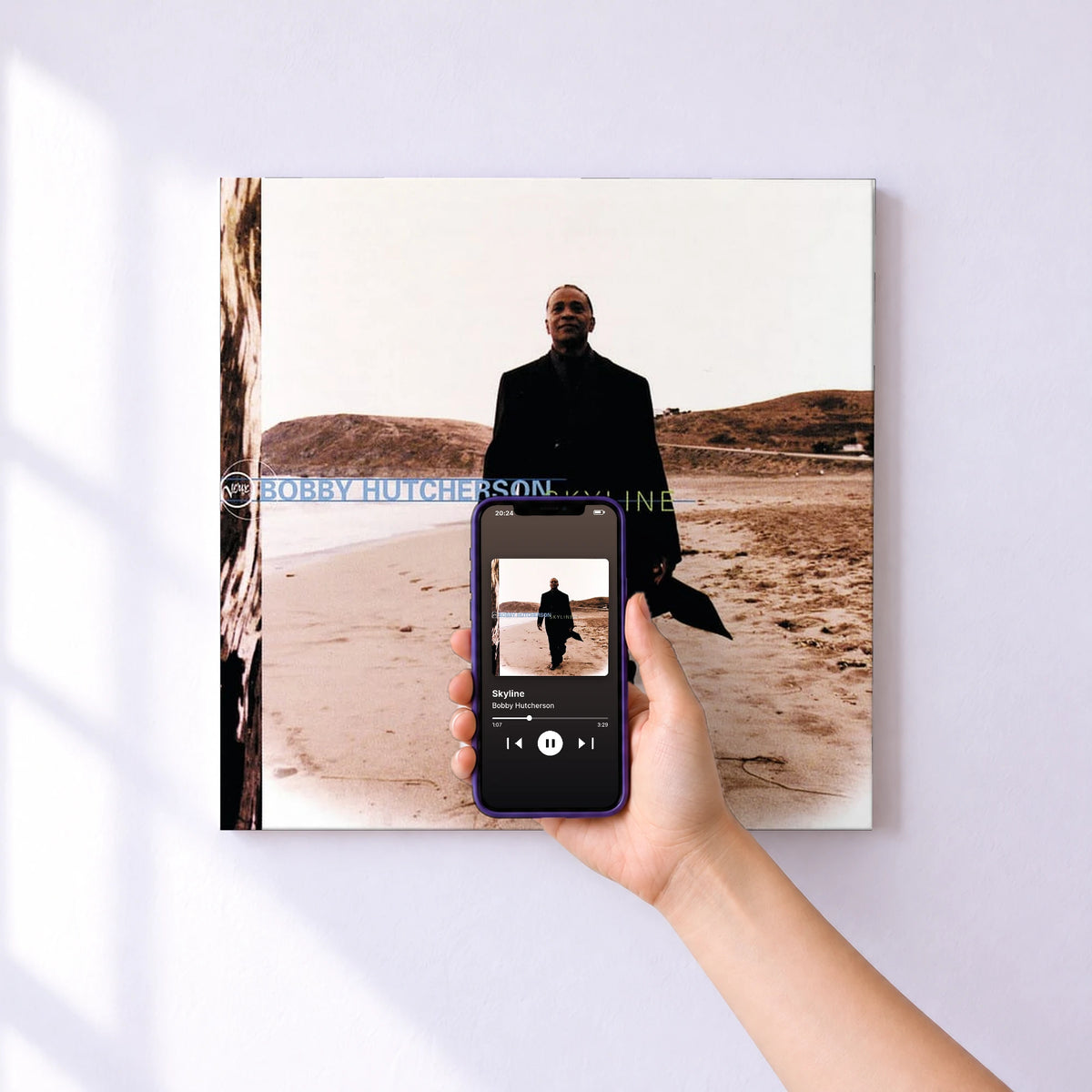 Affiche connectée Skyline de Bobby Hutcherson au mur : l'album se lance en approchant le téléphone