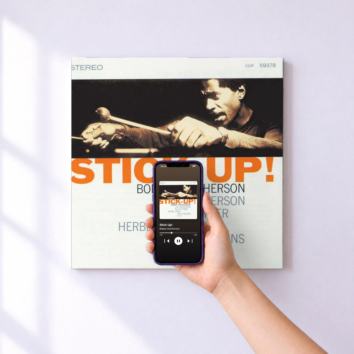 Affiche connectée Stick Up! de Bobby Hutcherson au mur : l'album se lance en approchant le téléphone