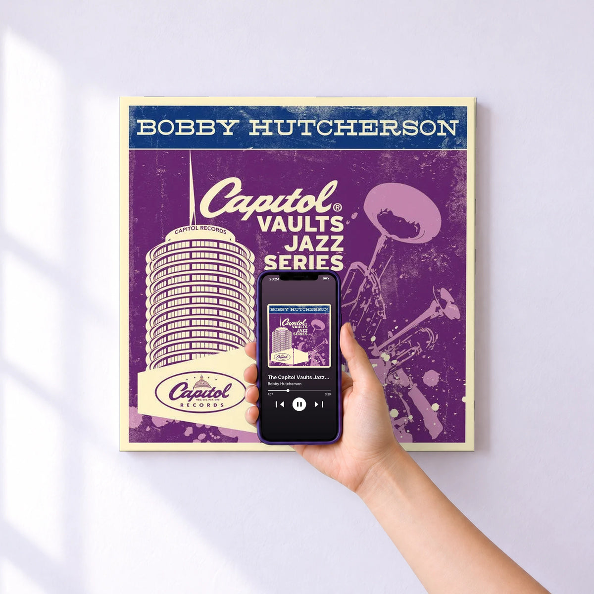 Affiche connectée The Capitol Vaults Jazz Series de Bobby Hutcherson au mur : l'album se lance en approchant le téléphone