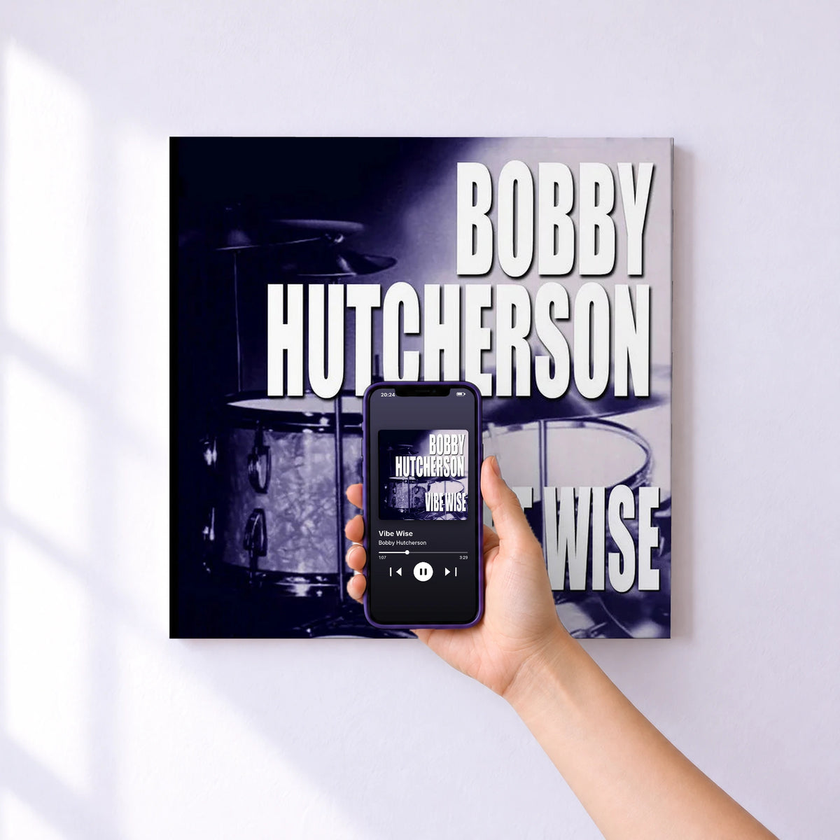 Affiche connectée Vibe Wise de Bobby Hutcherson au mur : l'album se lance en approchant le téléphone