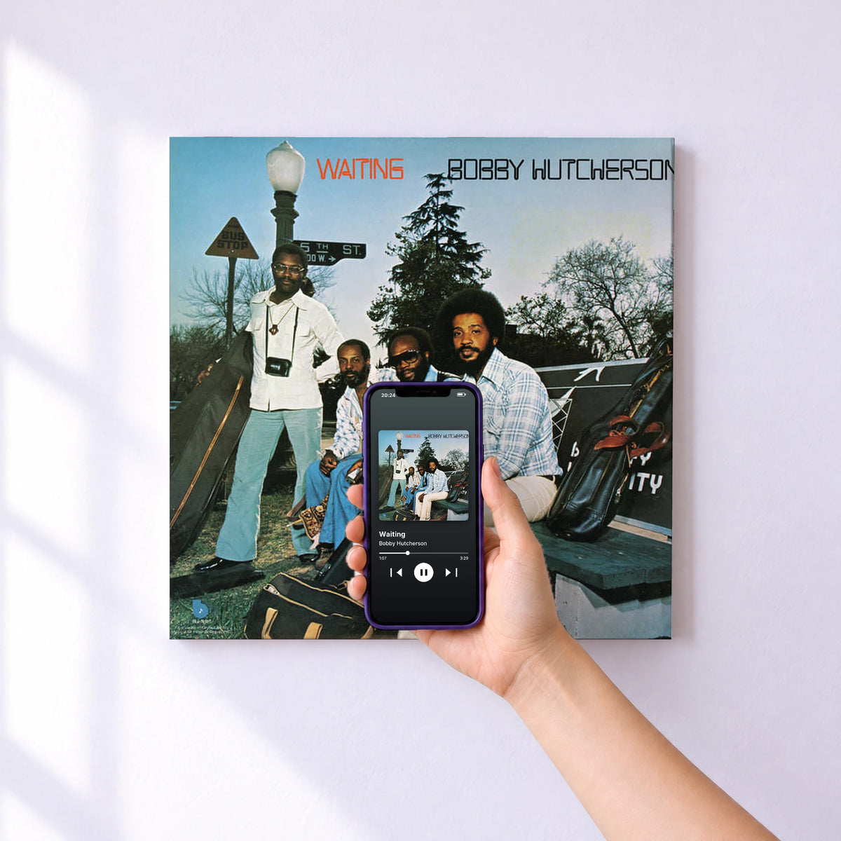 Affiche connectée Waiting de Bobby Hutcherson au mur : l'album se lance en approchant le téléphone