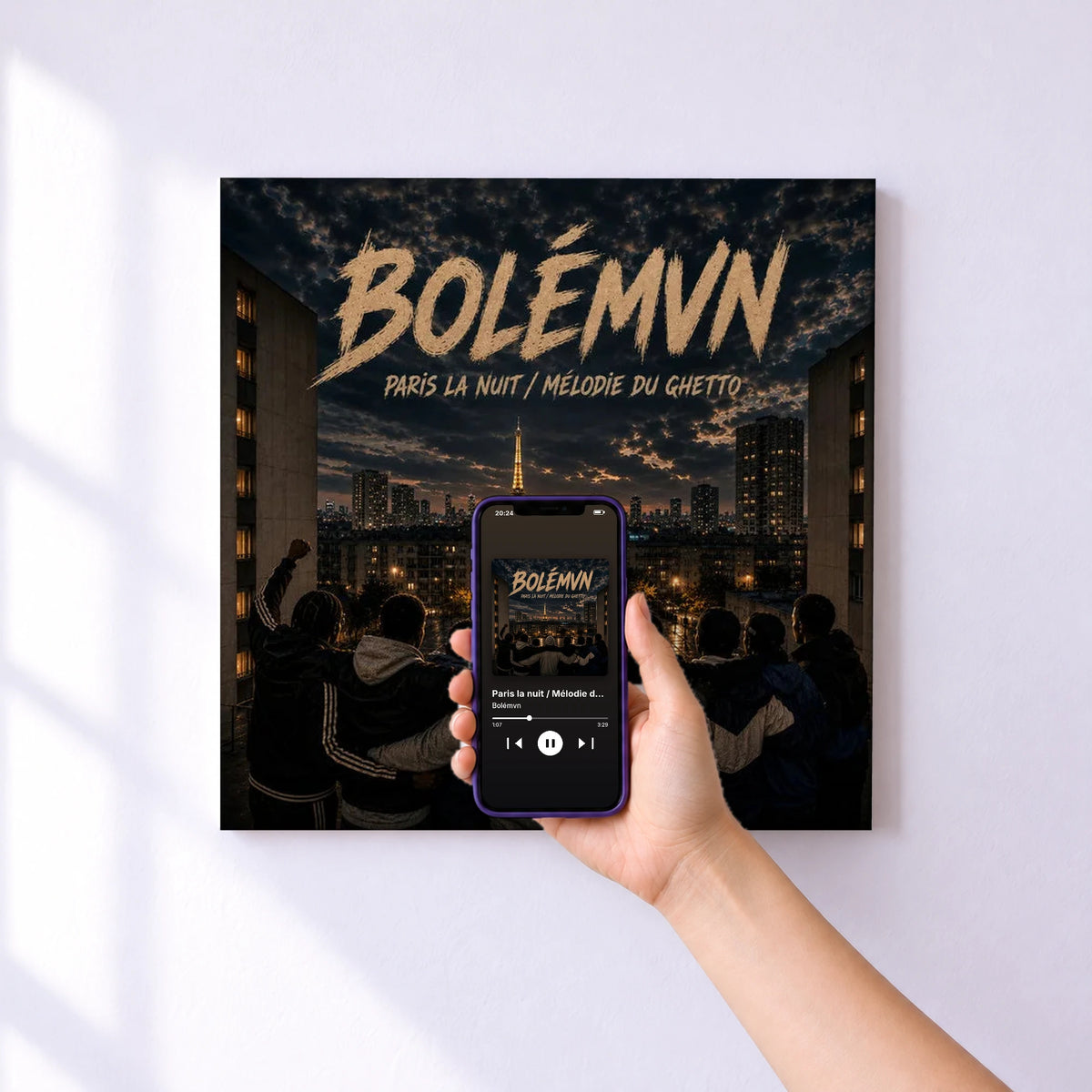 Affiche connectée Paris la nuit / Mélodie du ghetto de Bolémvn au mur : l'album se lance en approchant le téléphone