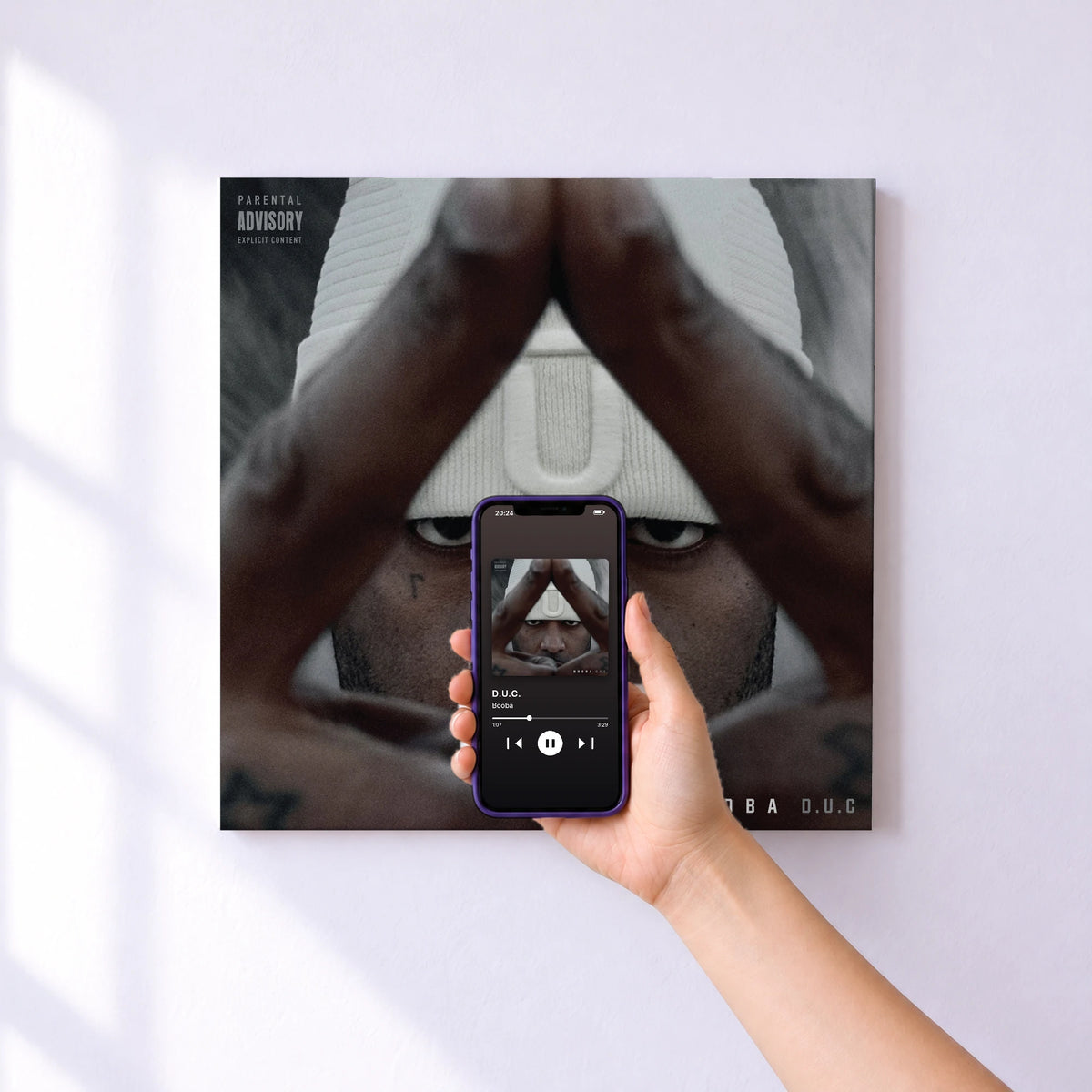 Affiche connectée D.U.C. de Booba au mur : l'album se lance en approchant le téléphone