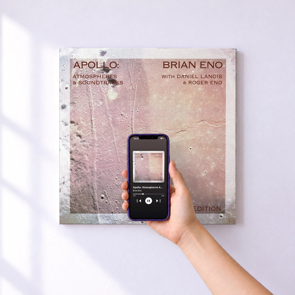 Affiche connectée Apollo: Atmospheres And Soundtracks (Extended Edition) de Brian Eno au mur : l'album se lance en approchant le téléphone