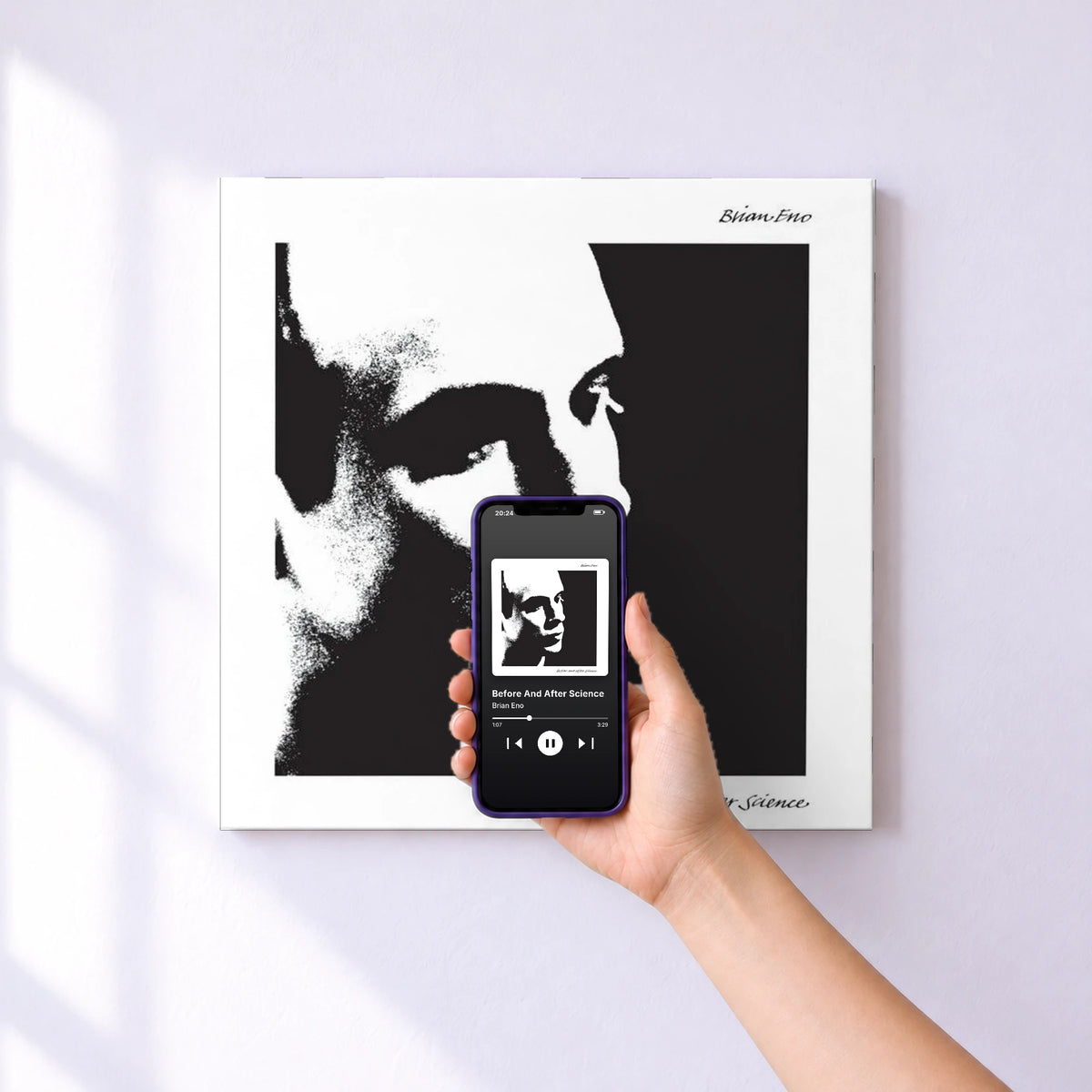 Affiche connectée Before And After Science de Brian Eno au mur : l'album se lance en approchant le téléphone