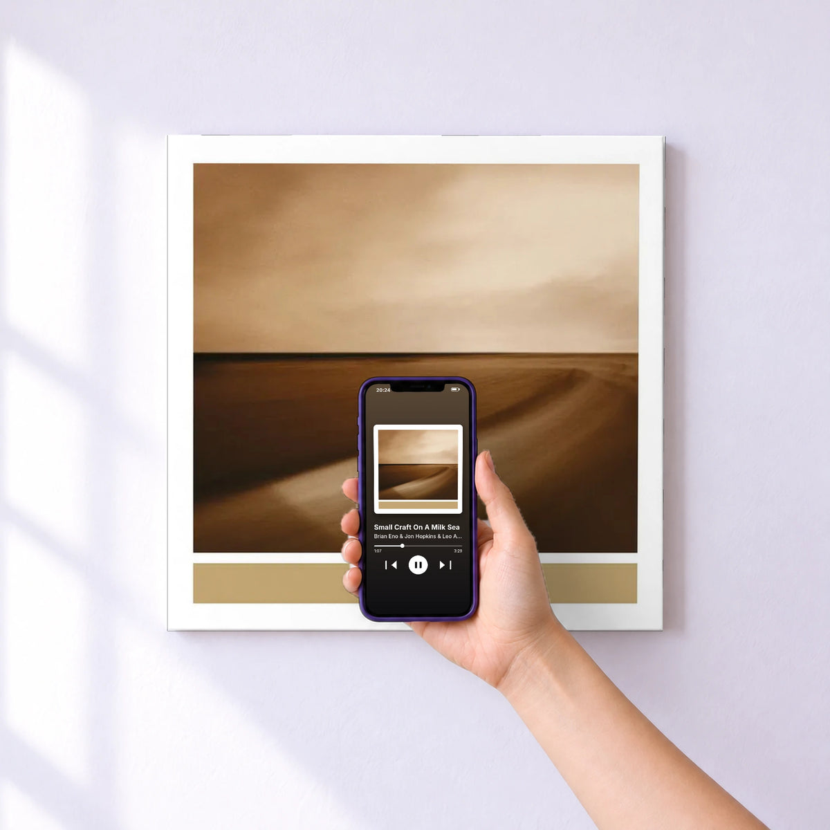 Affiche connectée Small Craft On A Milk Sea de Brian Eno & Jon Hopkins & Leo Abrahams au mur : l'album se lance en approchant le téléphone