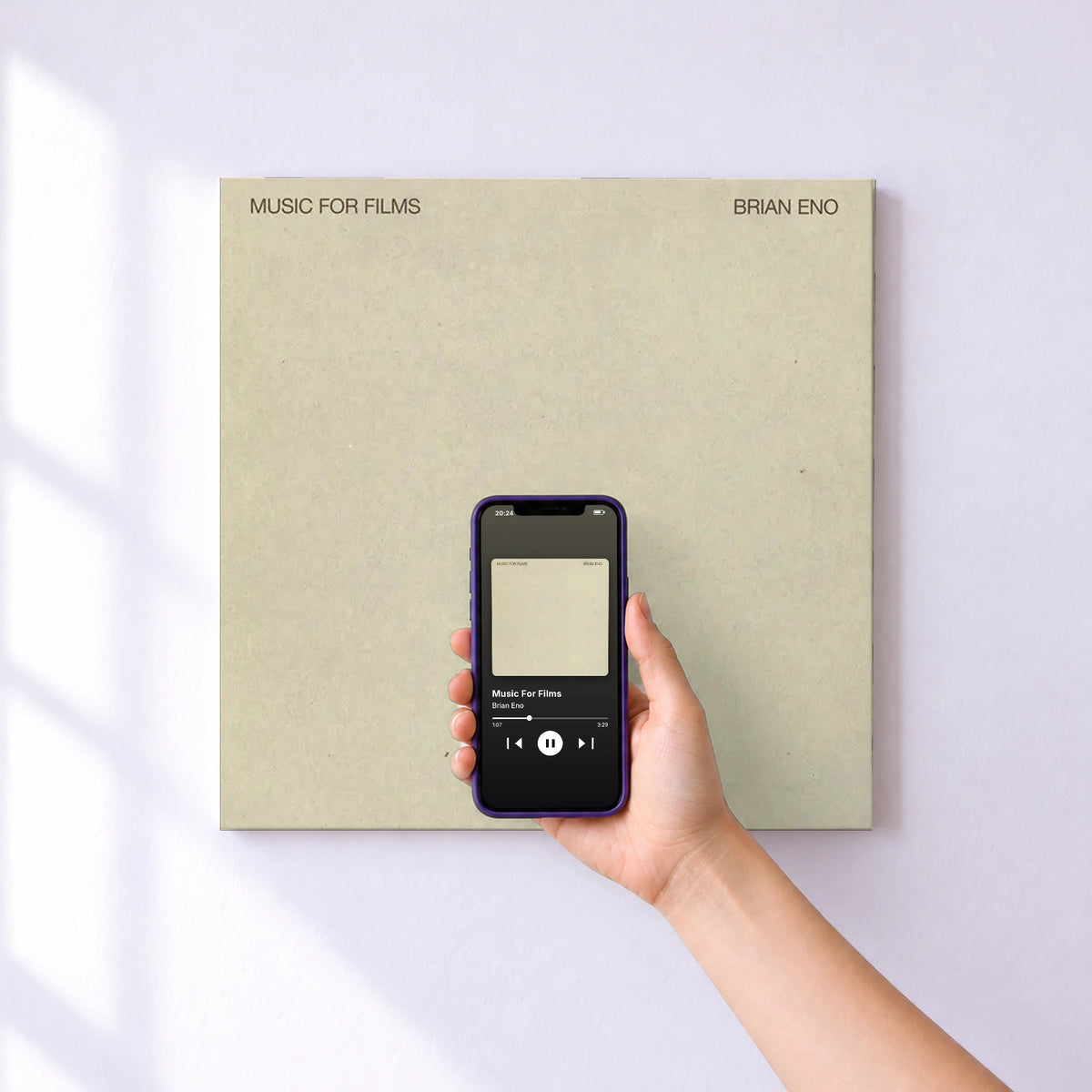 Affiche connectée Music For Films de Brian Eno au mur : l'album se lance en approchant le téléphone
