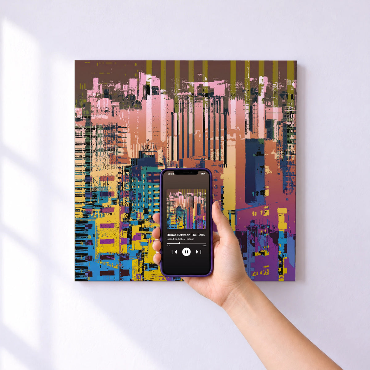 Affiche connectée Drums Between The Bells de Brian Eno & Rick Holland au mur : l'album se lance en approchant le téléphone