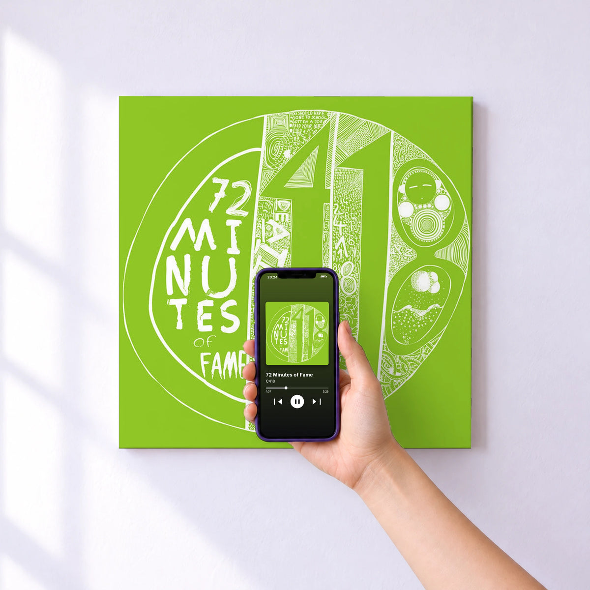 Affiche connectée 72 Minutes of Fame de C418 au mur : l'album se lance en approchant le téléphone