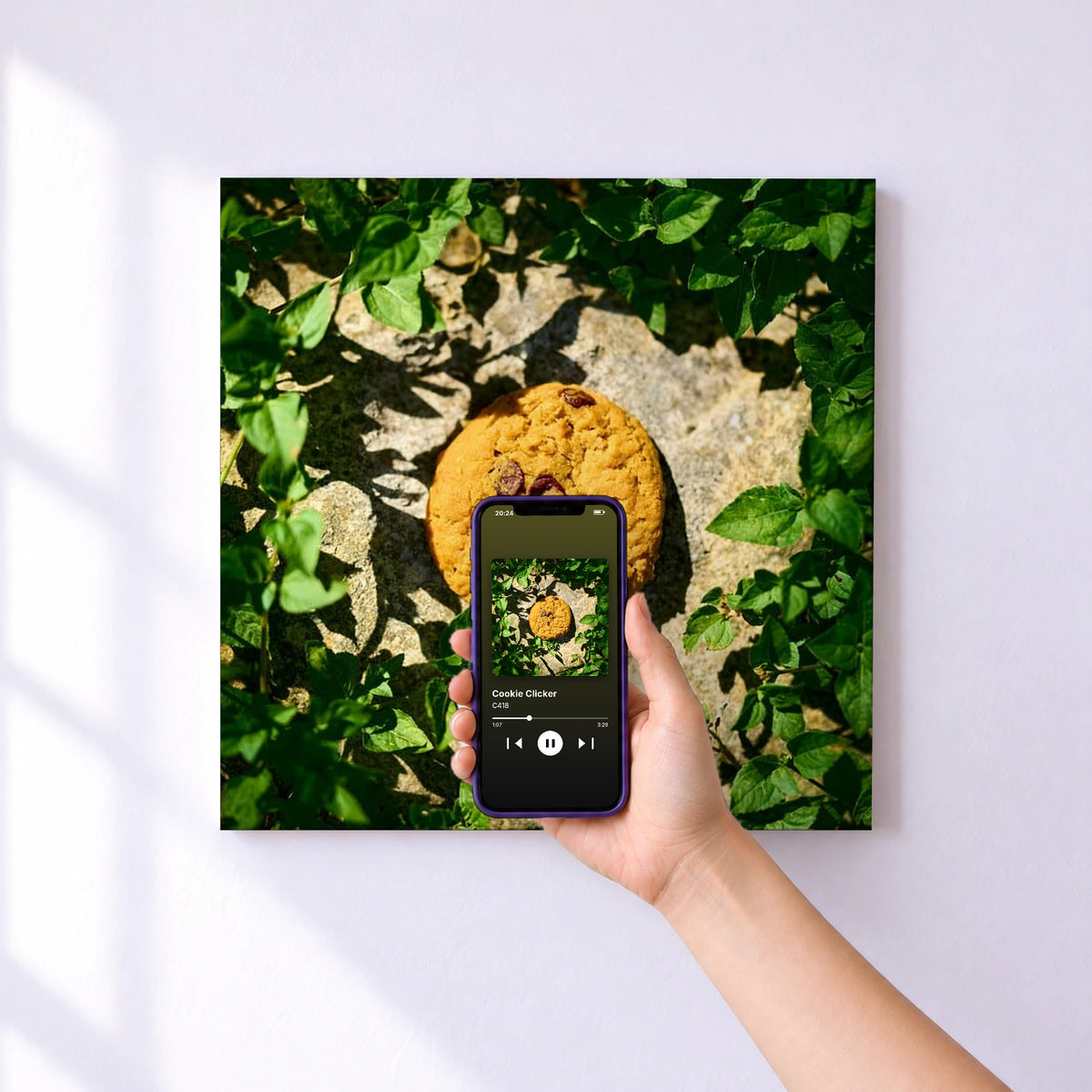 Affiche connectée Cookie Clicker de C418 au mur : l'album se lance en approchant le téléphone