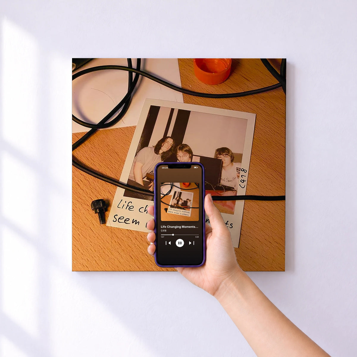 Affiche connectée Life Changing Moments Seem Minor in Pictures de C418 au mur : l'album se lance en approchant le téléphone