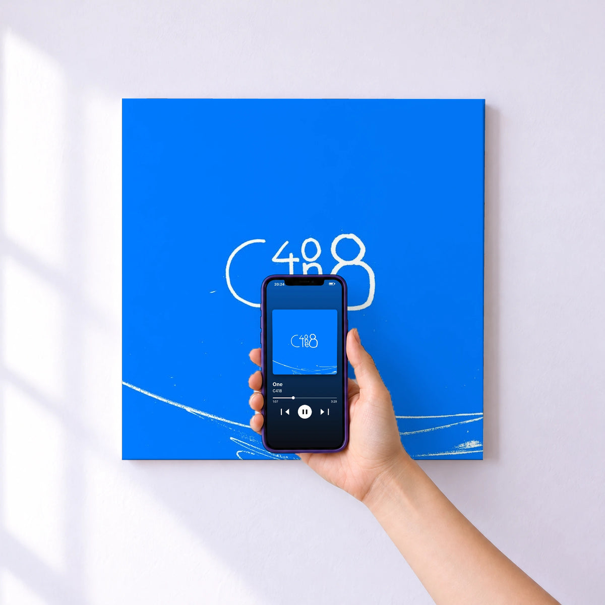 Affiche connectée One de C418 au mur : l'album se lance en approchant le téléphone