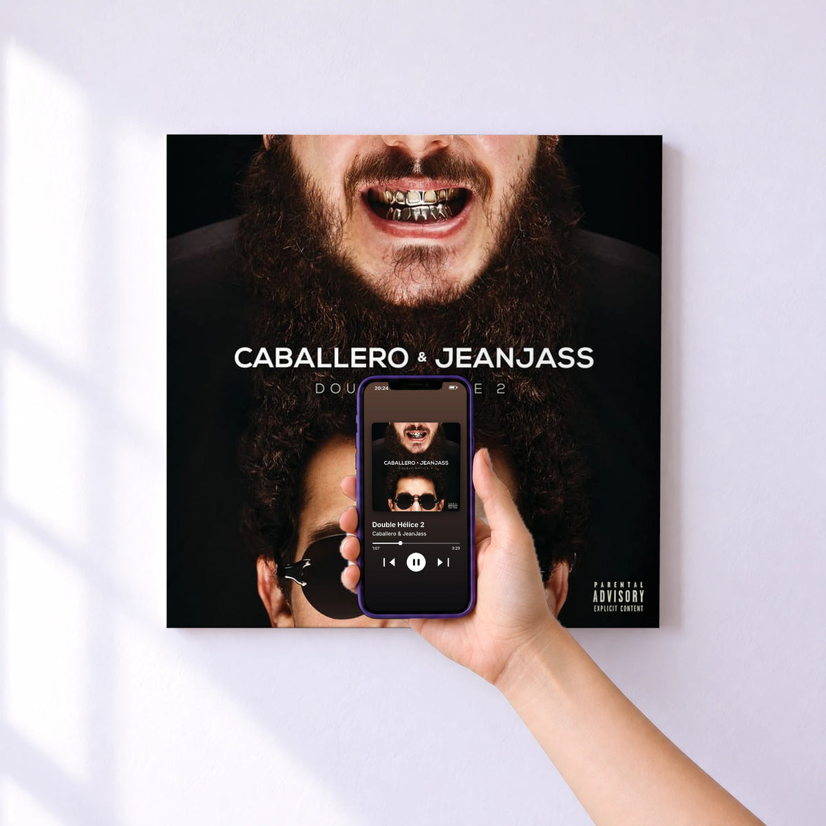 Affiche connectée Double Hélice 2 de Caballero & JeanJass au mur : l'album se lance en approchant le téléphone