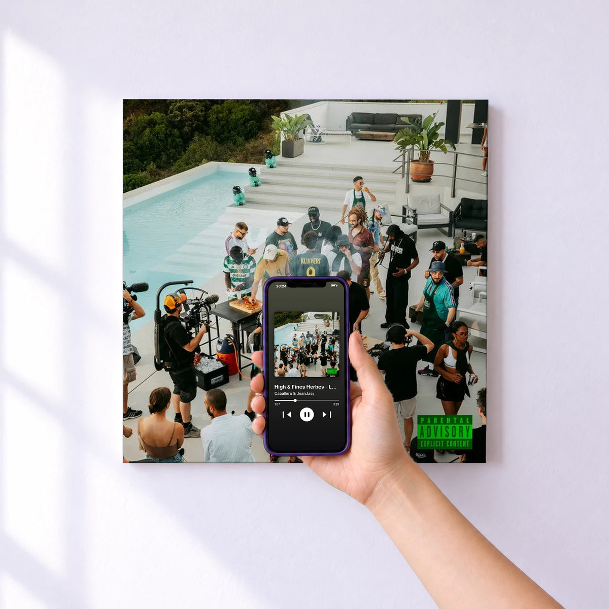 Affiche connectée High & Fines Herbes - La Saison 5 de Caballero & JeanJass au mur : l'album se lance en approchant le téléphone