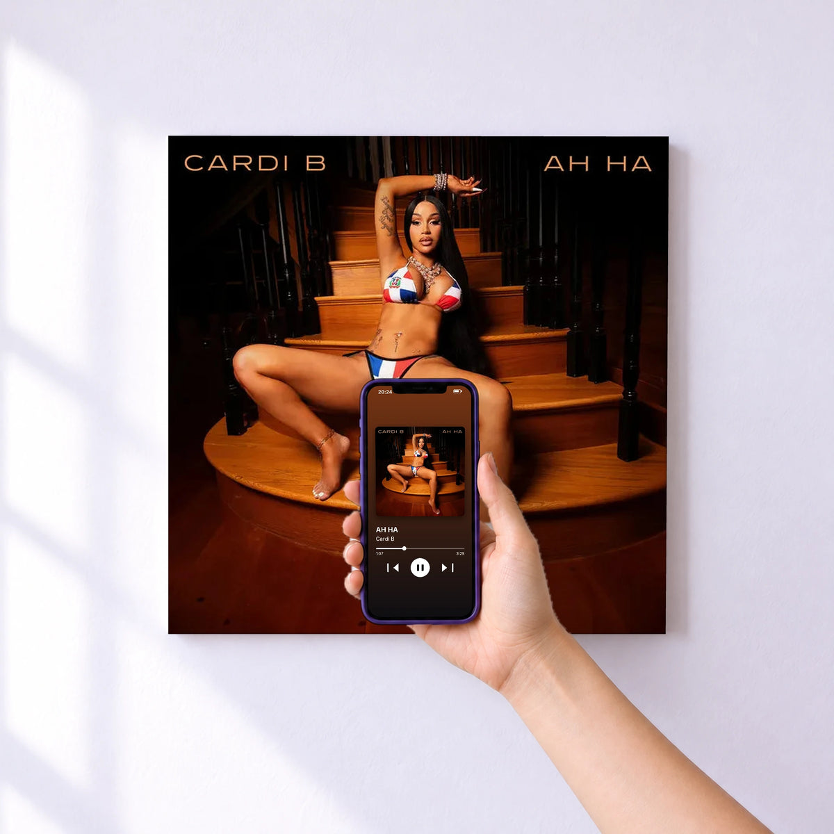 Affiche connectée AH HA de Cardi B au mur : l'album se lance en approchant le téléphone