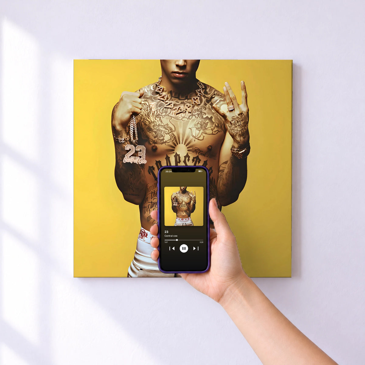 Affiche connectée 23 de Central cee au mur : l'album se lance en approchant le téléphone