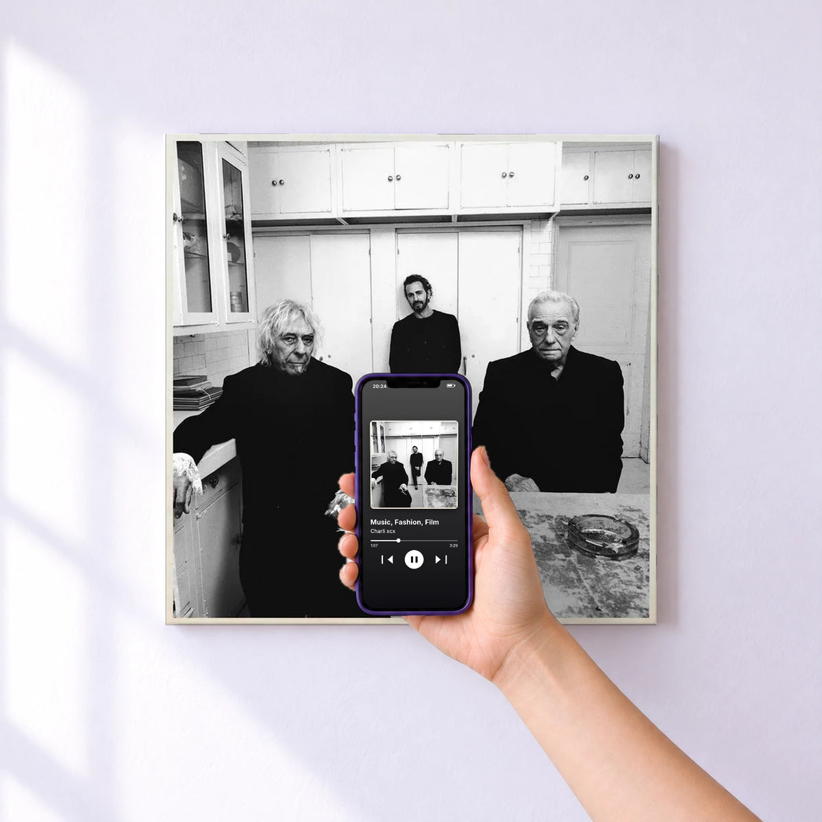 Affiche connectée Music, Fashion, Film de Charli xcx au mur : l'album se lance en approchant le téléphone