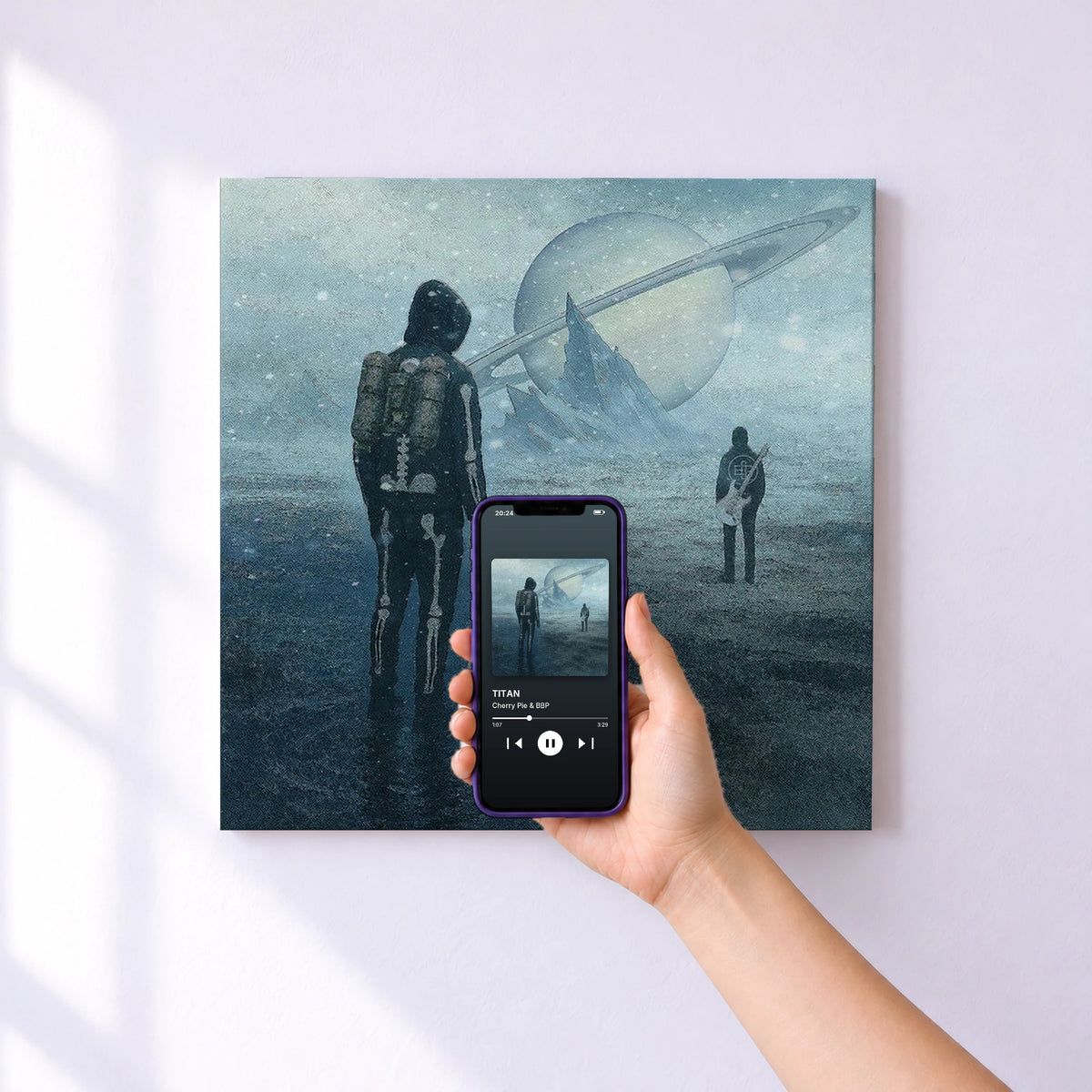 Affiche connectée TITAN de Cherry Pie & BBP au mur : l'album se lance en approchant le téléphone