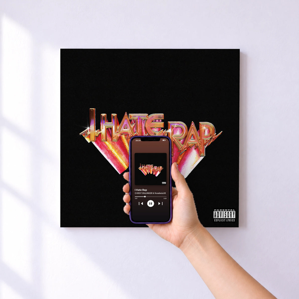 Affiche connectée I Hate Rap de CHRIST DILLINGER & Rosaliedu38 au mur : l'album se lance en approchant le téléphone