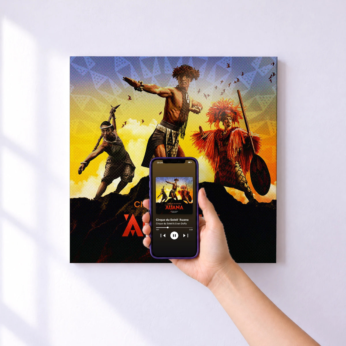 Affiche connectée Cirque du Soleil ‘Auana de Cirque du Soleil & Evan Duffy au mur : l'album se lance en approchant le téléphone