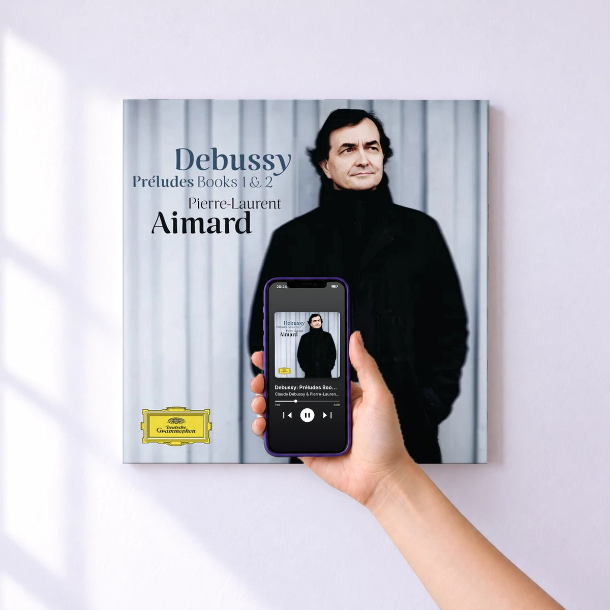 Affiche connectée Debussy: Préludes Books 1 & 2 de Claude Debussy & Pierre-Laurent Aimard au mur : l'album se lance en approchant le téléphone